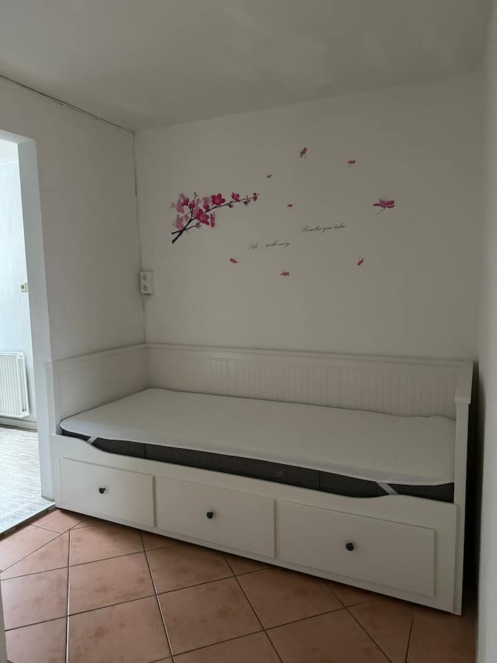 Krevati është në një dhomë shëtitëse