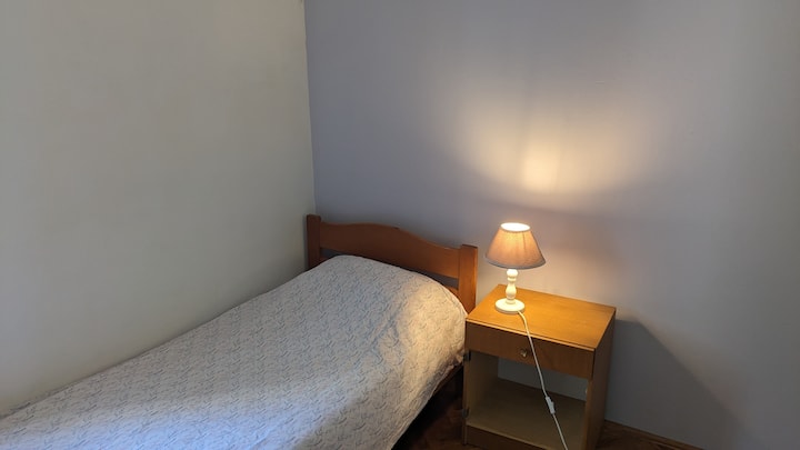 חדר שינה 3, מיטת יחיד עם מזרן וארון קיר גדול לאחסון החפצים שלכם.