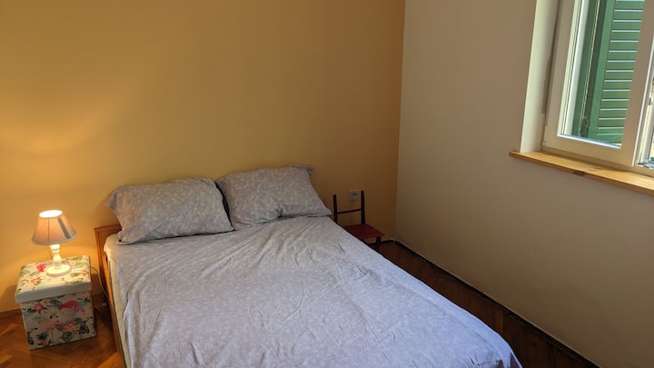 חדר שינה 2, מיטה זוגית עם מזרן חדש וארון קיר גדול לאחסון החפצים שלכם.