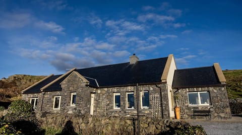 Room with sea view in peaceful cottage