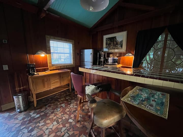 Хладилник, микровълнова печка, кафе и килер.