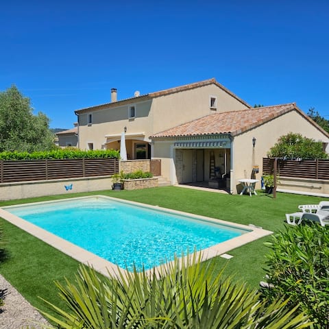 Spacious and warm home with pool 07