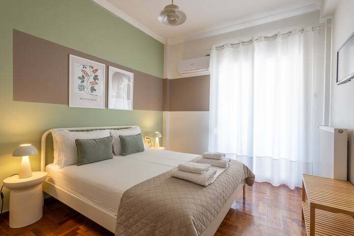 Best view of Acropolis – Renovated 2BR apt. by TH