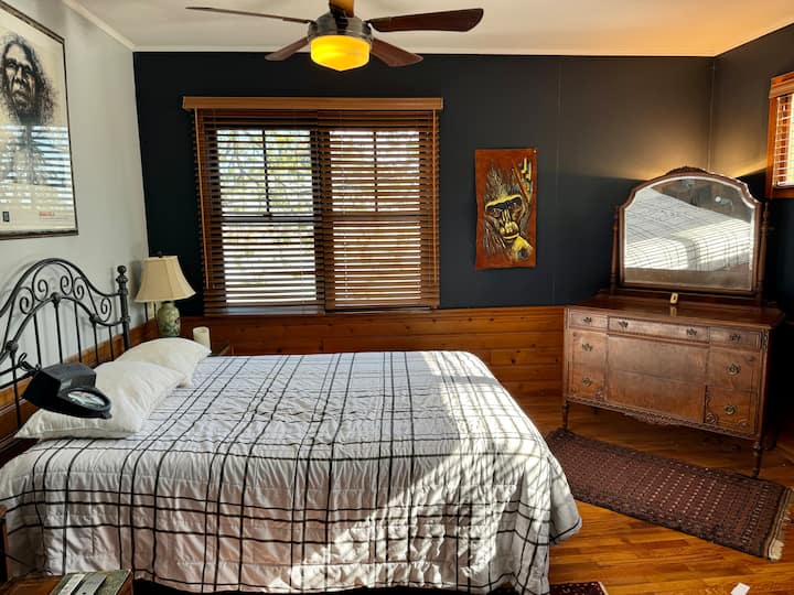 Claraboya y muchas viudas en Master con una cama ajustable tamaño queen.  