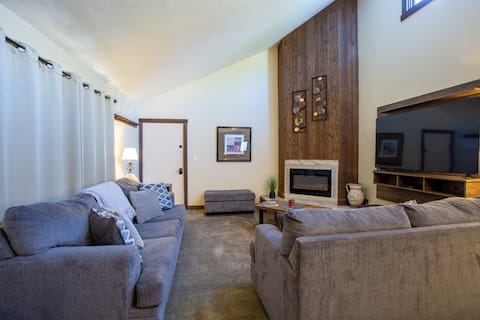 Top Airbnb: 2 Bed/2 Bath Condo-no pets, kings/twins* in Vail