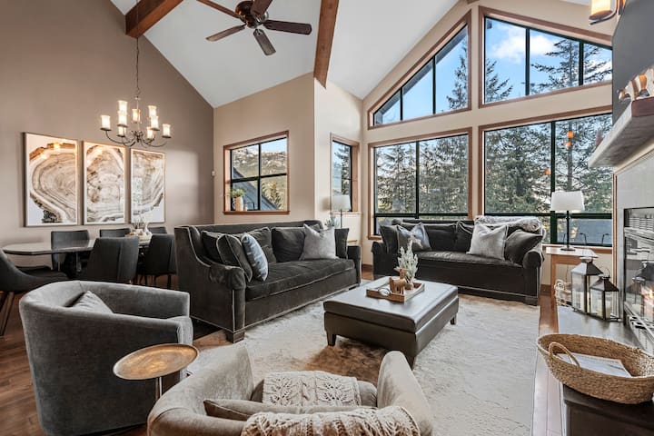 Best Mountain View, 5-star Luxury Whistler Village 5br Ski-in - Whistler