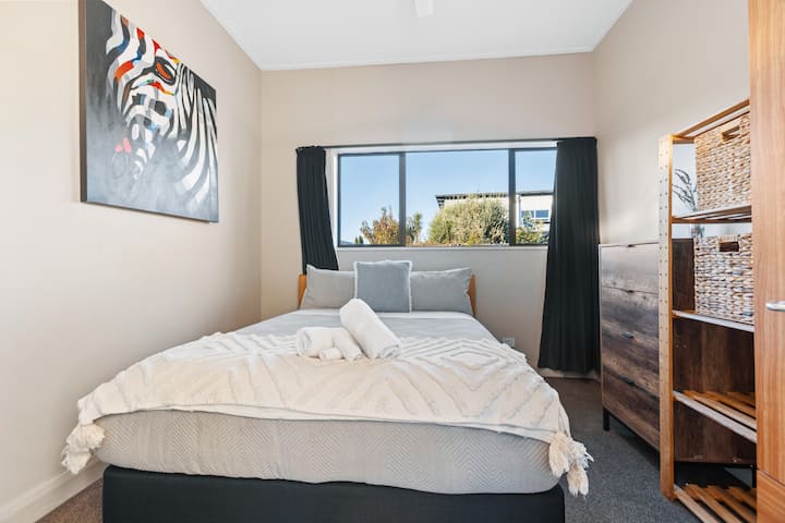 Bedroom Two ( Queen Bed )