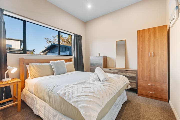 Main Bedroom one ( Queen Bed )