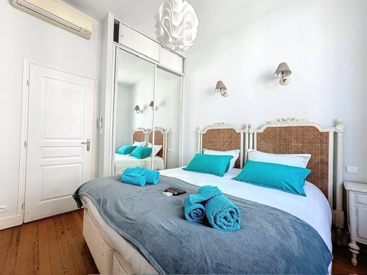 第二间卧室（带套房淋浴间） -床可为2张单人床或1张超级加大双人床