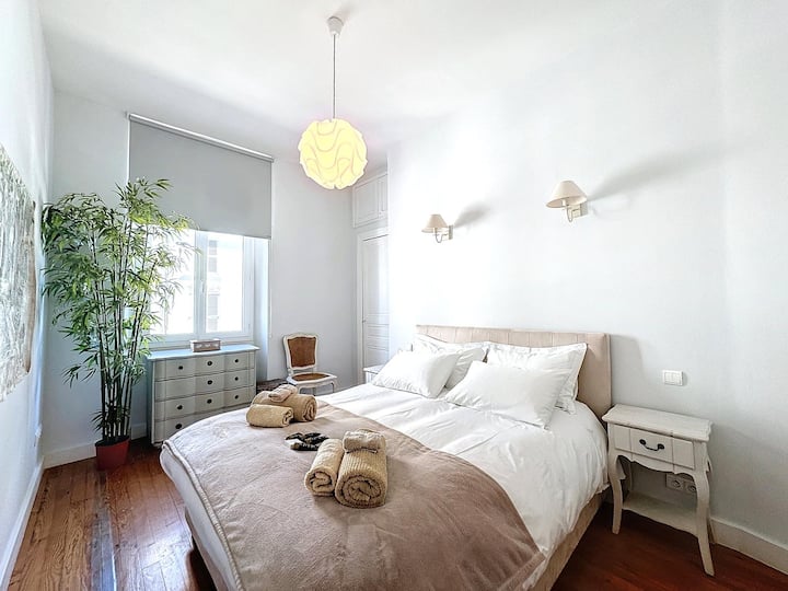 主卧配有加大双人床（以及套内卫生间/淋浴间）