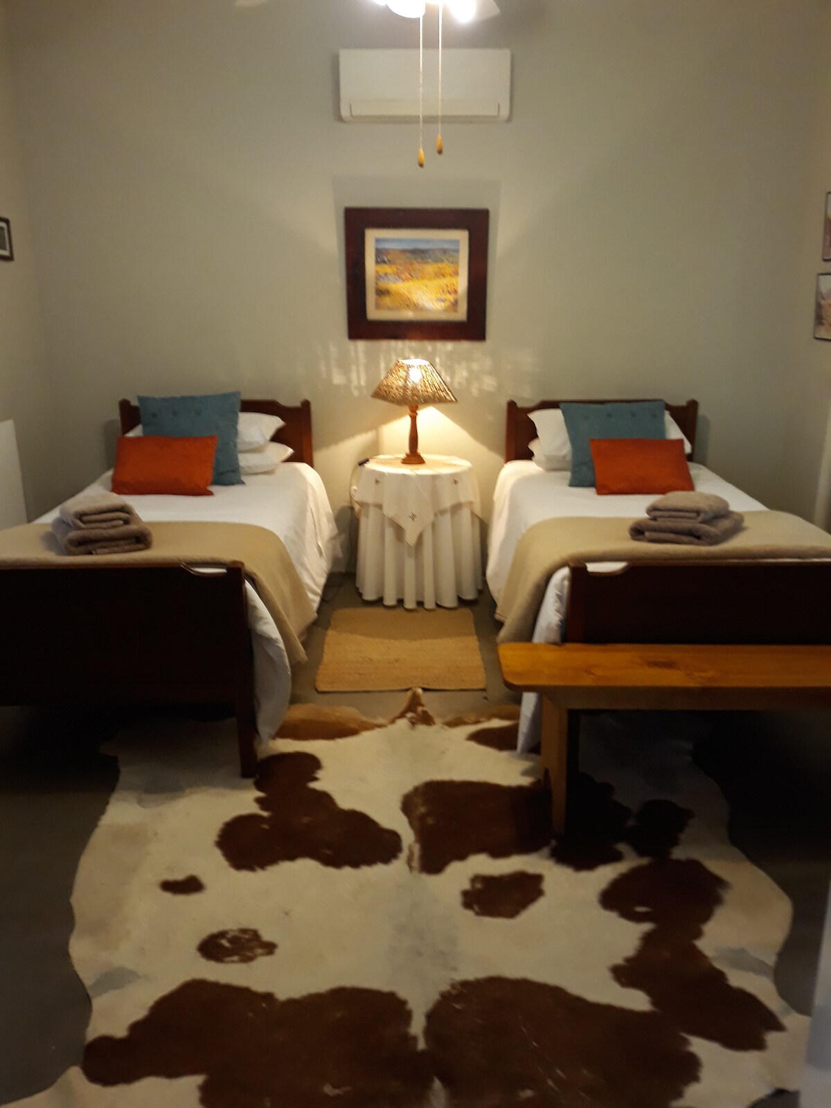 Dy krevate tek mund të konvertohen në një madhësi "king".
Banjë vetëm me dush.