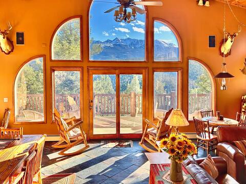 *Luxury Lodge *7 mi to Pikes Peak *8 min to Town