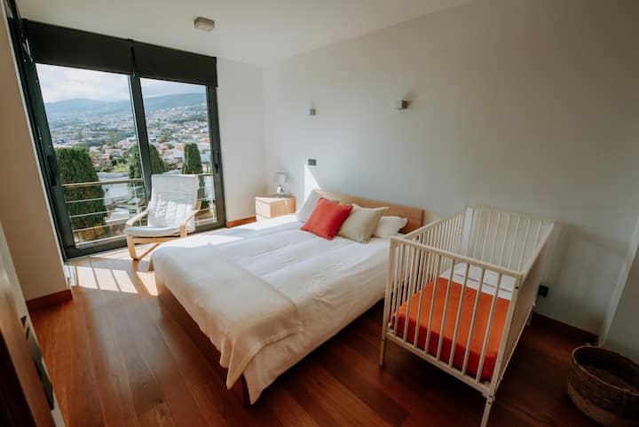 Chambre 4 avec salle de bains privative et lit bébé