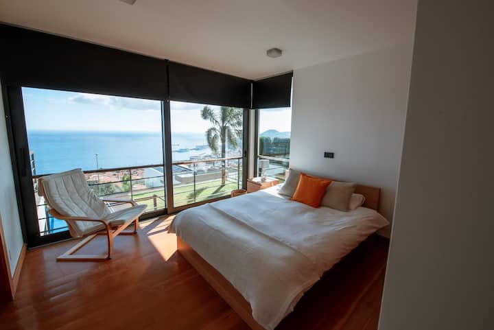Chambre 3 avec salle de bains privative et vue imprenable sur Funchal et la mer