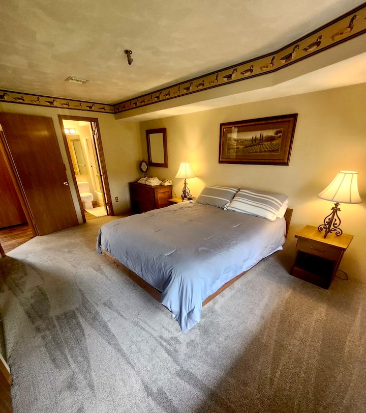 Glavna spavaća soba ima izravan pristup kupaonici.