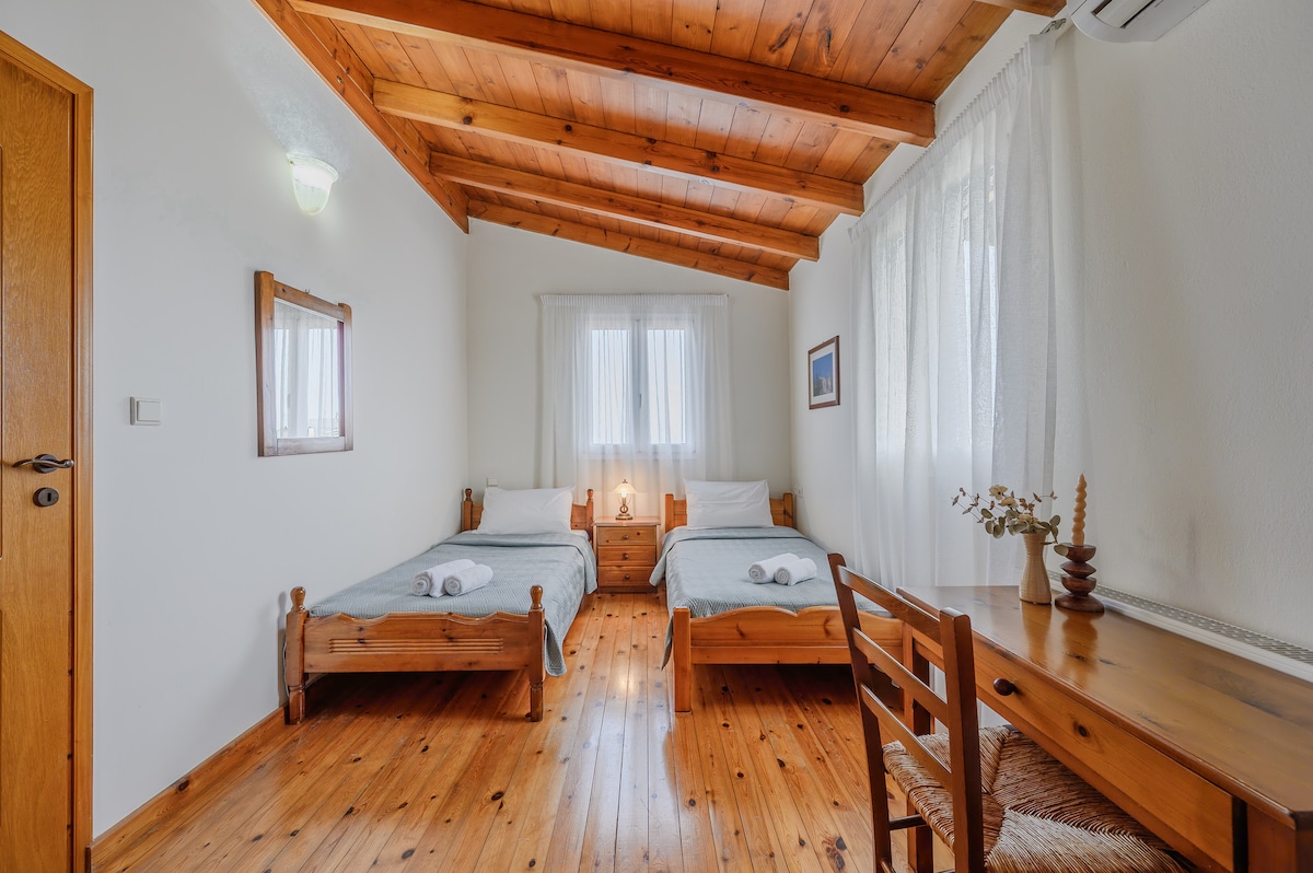 חדר שינה עם שתי מיטות יחיד