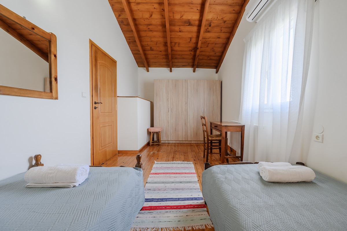 חדר שינה עם שתי מיטות יחיד