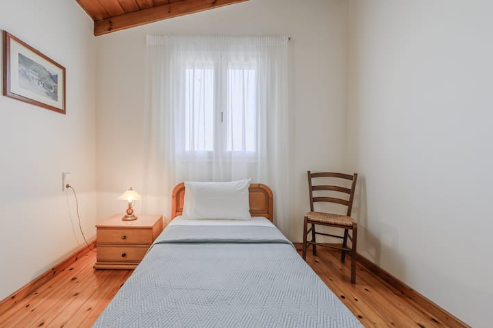 dormitorio con una cama de una plaza