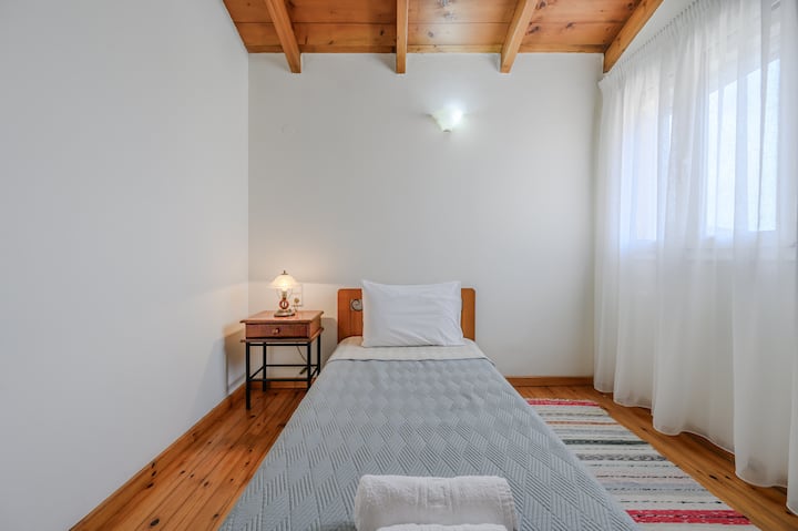 dormitorio con una cama de una plaza