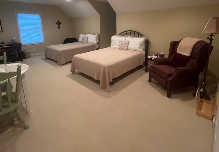 Quiet Urbana Bonus Room, 5 Miles From University - Urbana, IL