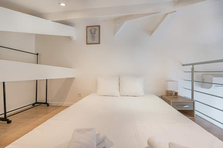 მშვიდი ოთახი ანტრესოლზე, ხარისხიანი თეთრეულით ოპტიმალური დასვენებისთვის (საწოლი 140 x 190 სმ)