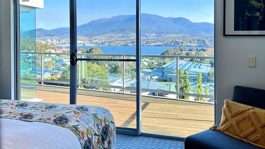 Spacious 4BR Home: Amazing Views, Ideal for Groups