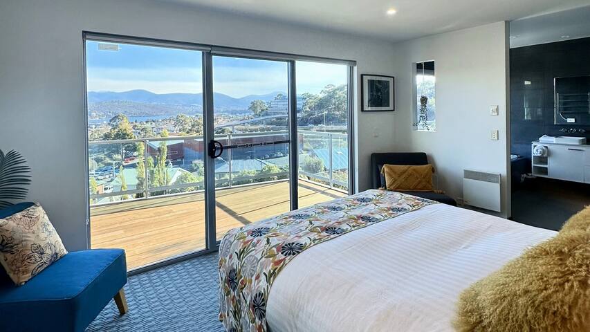 Spacious 4BR Home: Amazing Views, Ideal for Groups gallery image 4