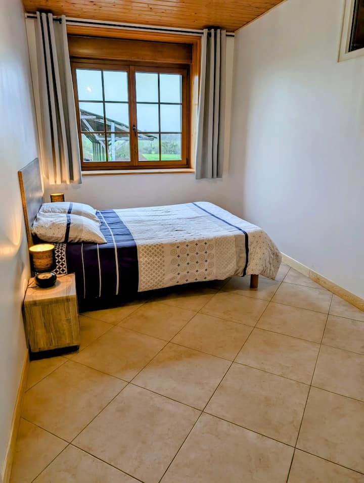 卧室1张双人床（包括床单、枕头、被套和羽绒被）、更衣室。