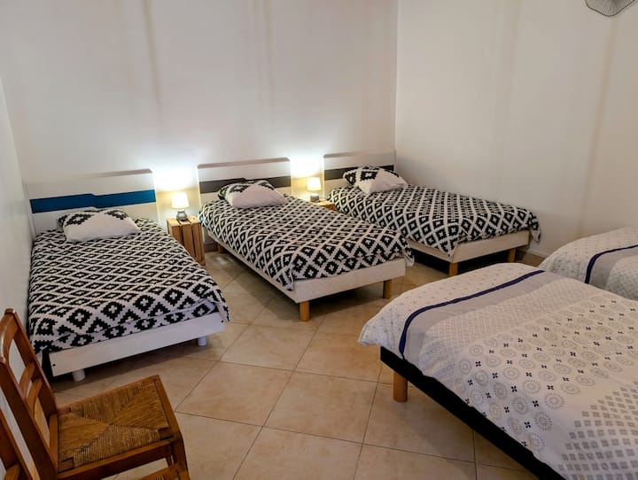 卧室3 ：
5张单人床
（包括床单、枕头、被套和羽绒被）