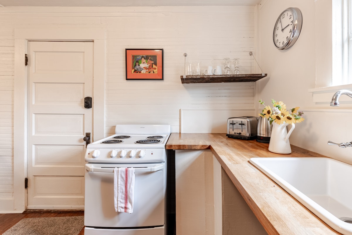 The Urban Cottage — Guesthouse Near Downtown