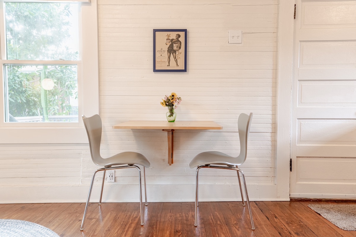 The Urban Cottage — Guesthouse Near Downtown