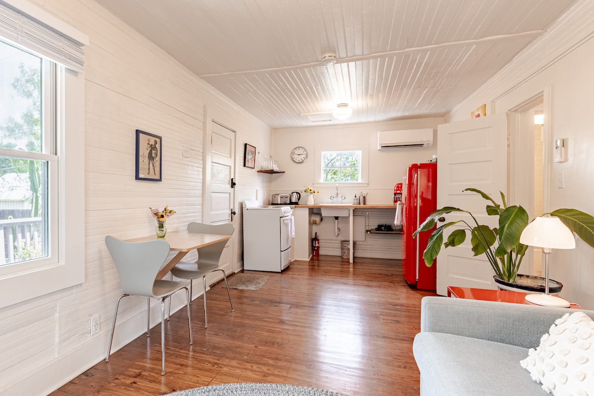 The Urban Cottage — Guesthouse Near Downtown