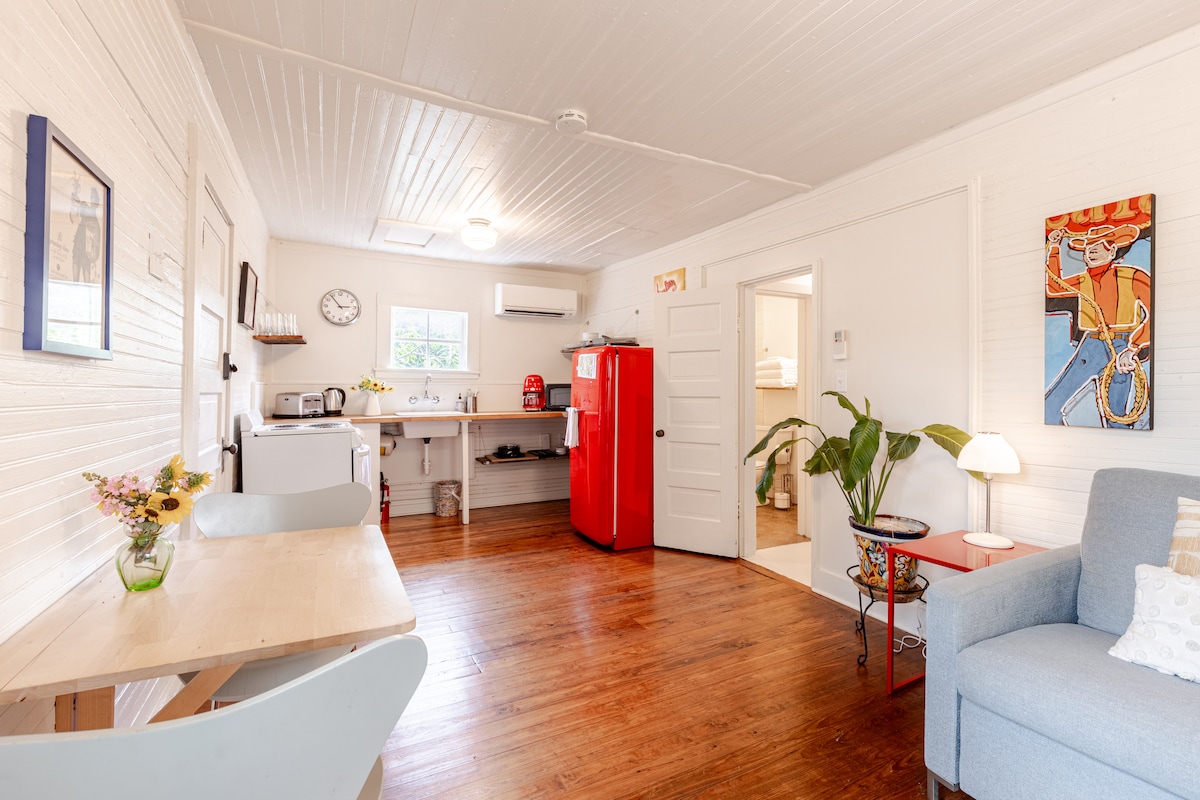 The Urban Cottage — Guesthouse Near Downtown