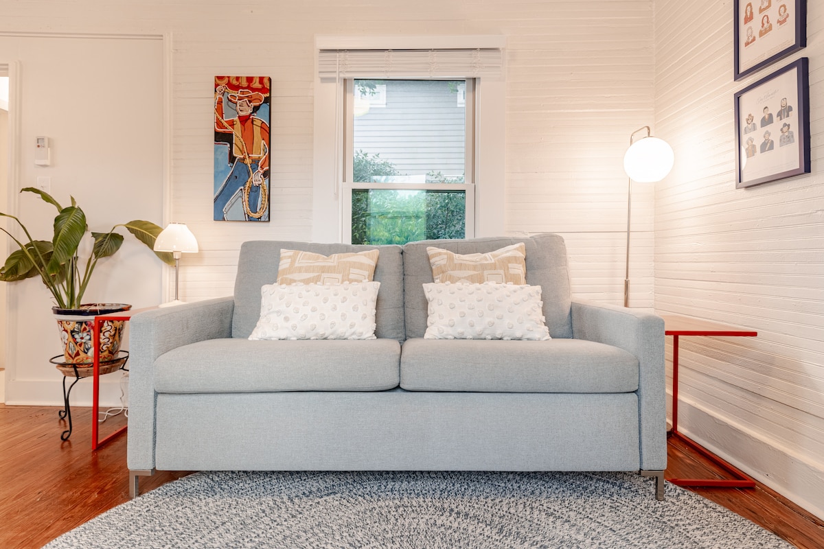 The Urban Cottage — Guesthouse Near Downtown