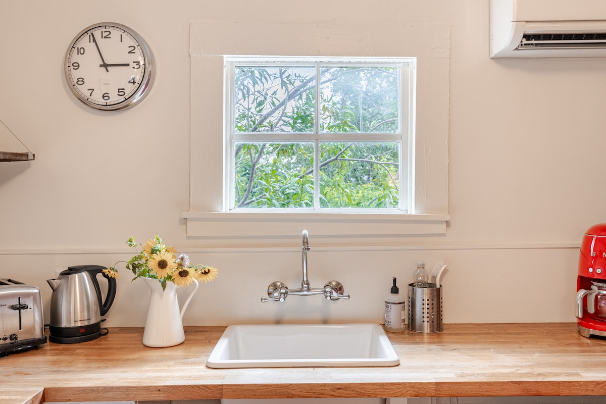 The Urban Cottage — Guesthouse Near Downtown