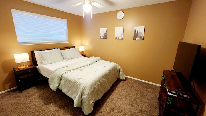 Მთავარი საძინებელი ტელევიზორით მთავარ სართულზე 
მიმაგრებული სრული ცალკე სააბაზანოთი