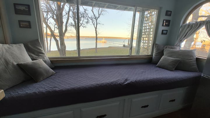 Krevet na sjedalu na prozoru prikladan za dvoje djece ili jednu odraslu osobu. Na raspolaganju vam je i zračni madrac na napuhavanje s mnogo dodatne posteljine, jastuka i deka.