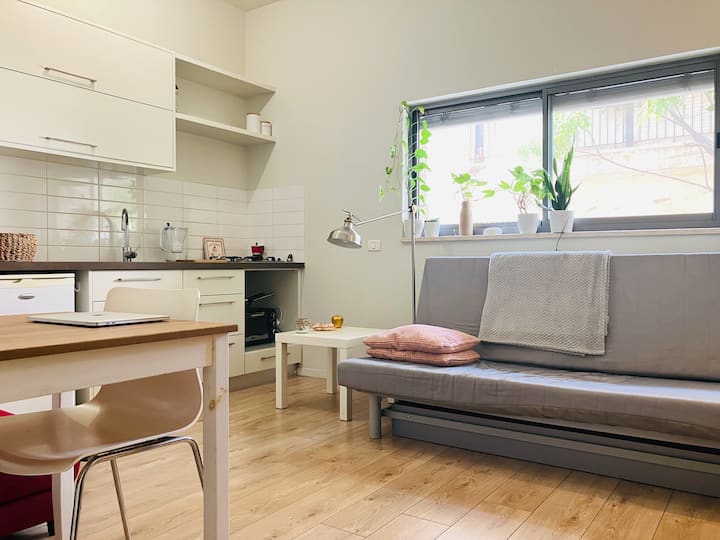 Sebule ni angavu na yenye starehe, inafaa kwa kazi na mapumziko. Chumba cha kupikia ni safi na kina kila kitu unachohitaji kwa ajili ya kupika na kuoka.