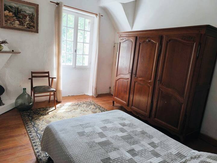 חדר שינה ירוק.
1 גודל כפול 140. ארון גדול עם מלתחה. 