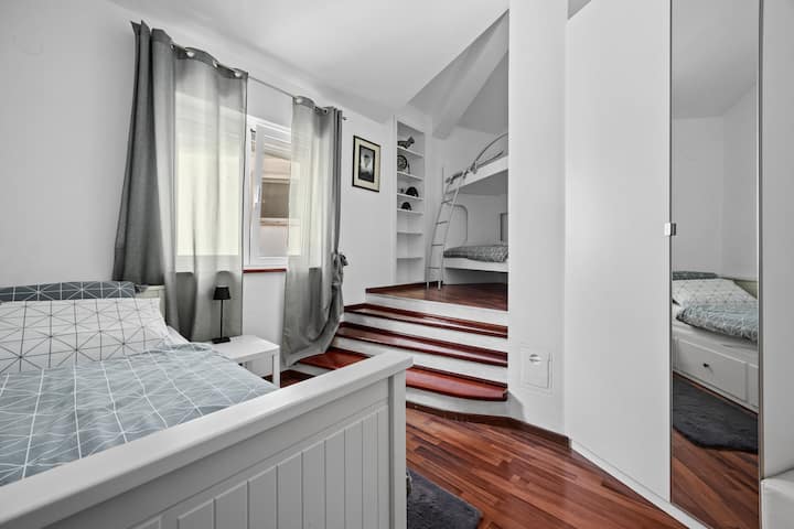 غرفة النوم رقم3 (سرير بحجم كوين - 200 × 160 سم وسرير بطابقين 200 × 90 سم)