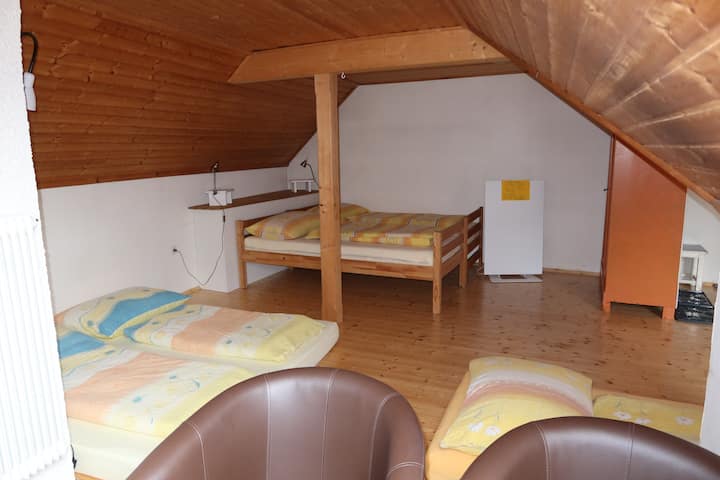 غرفة المعيشة - في البديل لخمسة أشخاص - تطل على منطقة تناول الطعام