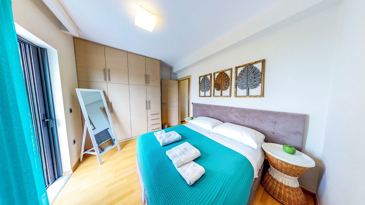 Druhé poschodie: Spálňa 2 s vlastným balkónom a výhľadom na more.