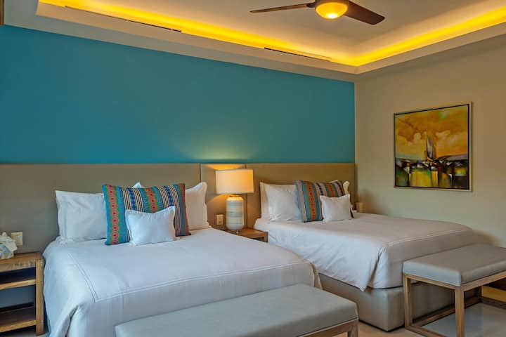 Camas cómodas con sábanas de primera calidad y cortinas opacas
