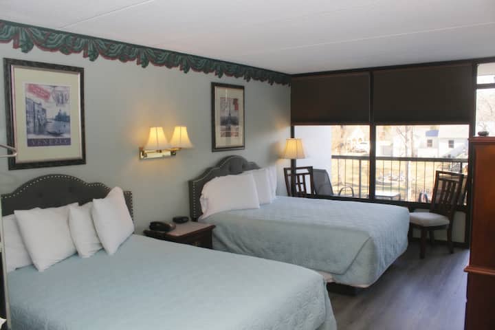 Двокреветна соба со брачен кревет (широк 150-179 см) на реката