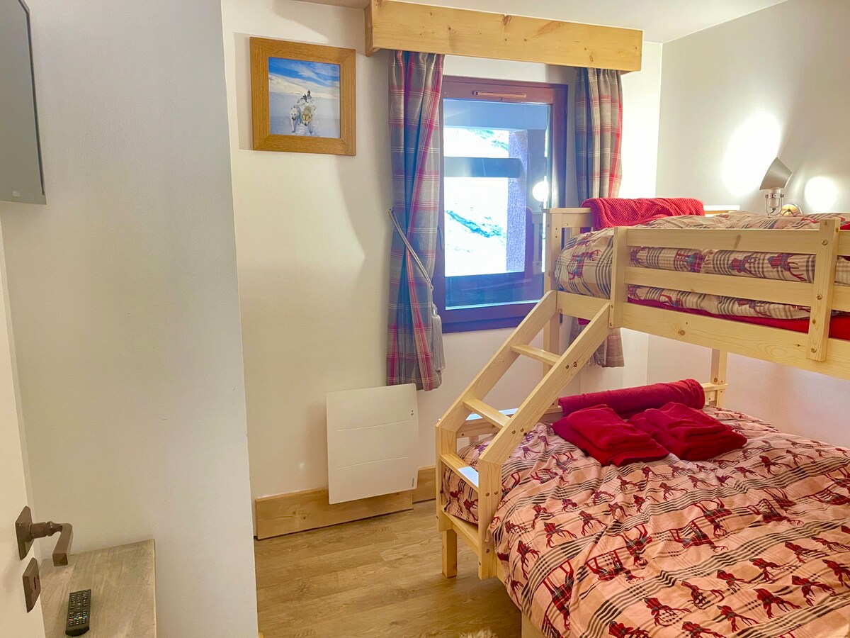 מיטה זוגית עם מיטת קומתיים אחת מעל. מלתחה ושידת מגירות.