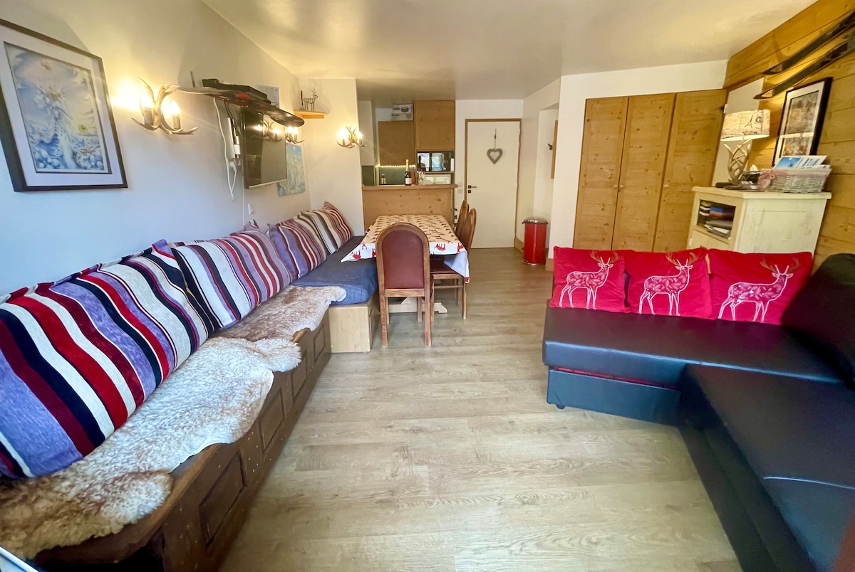 משכו מיטה זוגית מתחת לספה השחורה.