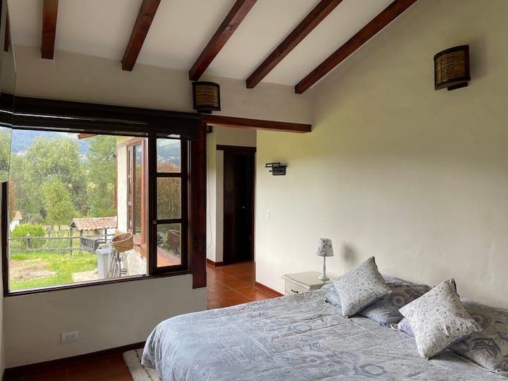 Alcoba Principal. Cama "King Size". Სააბაზანო და დამოუკიდებელი საშხაპე. Ორთოპედიული ლეიბი. მთებს გადაჰყურებს. Ცალკე სააბაზანოთი და პლაზმური ტელევიზორით