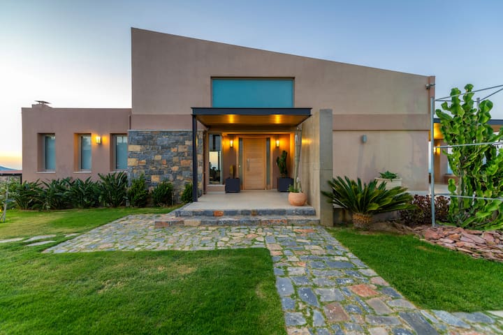 Luxury villa with infinity pool and Jacuzzi 16PAΧ