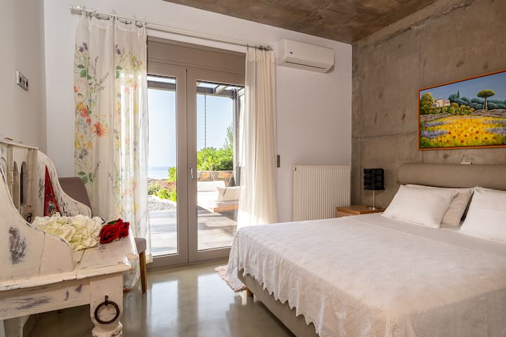 宁静的卧室，可直接通往露台，可欣赏壮丽海景。