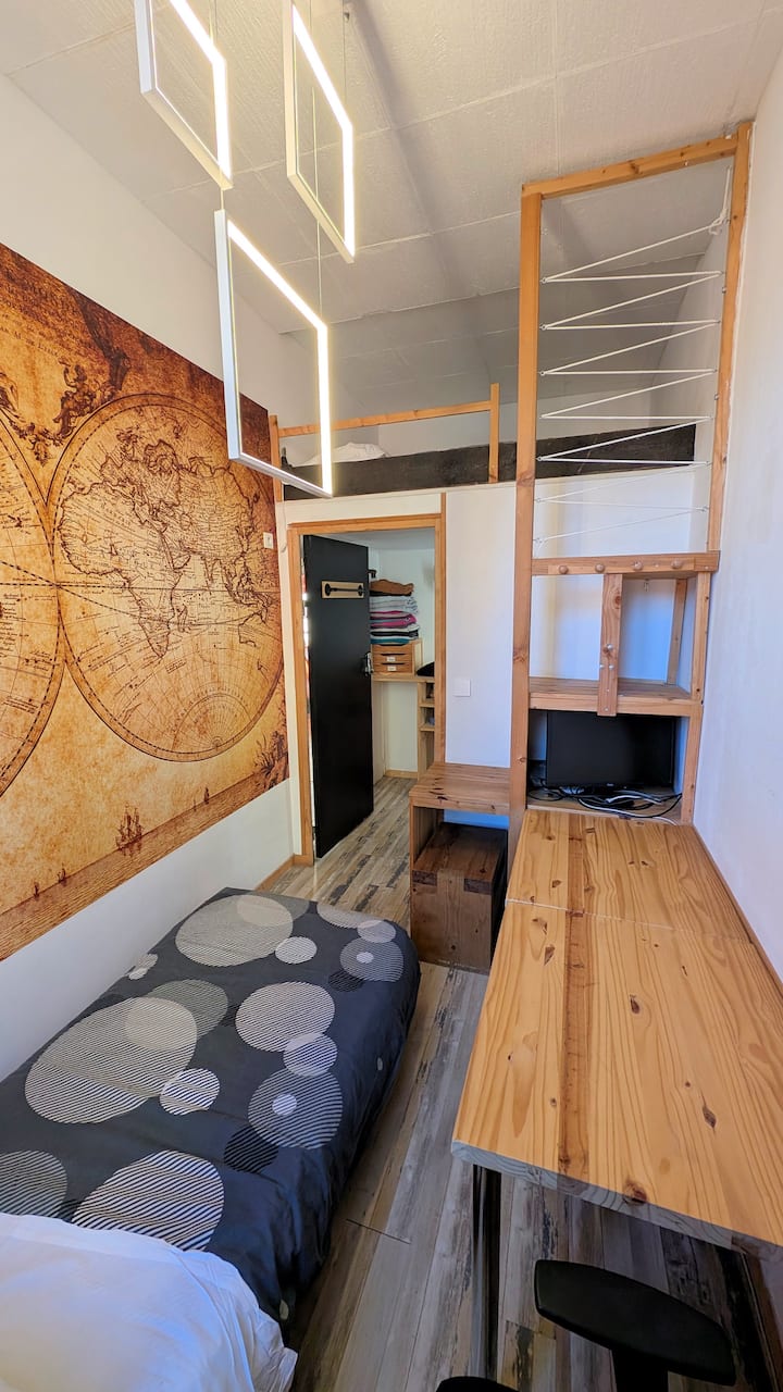 חדר השינה הקטן עם המיטה הכפולה בגלריה